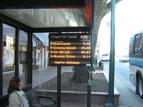 שילוט אלקטרוני מתחלף בתחנת אוטובוס
